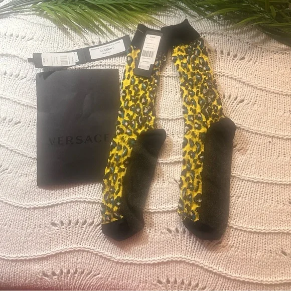 NWT Brand New Versace Leopard Jacquard Logo Crew Socks
Size : Medium - Picture 5 of 10